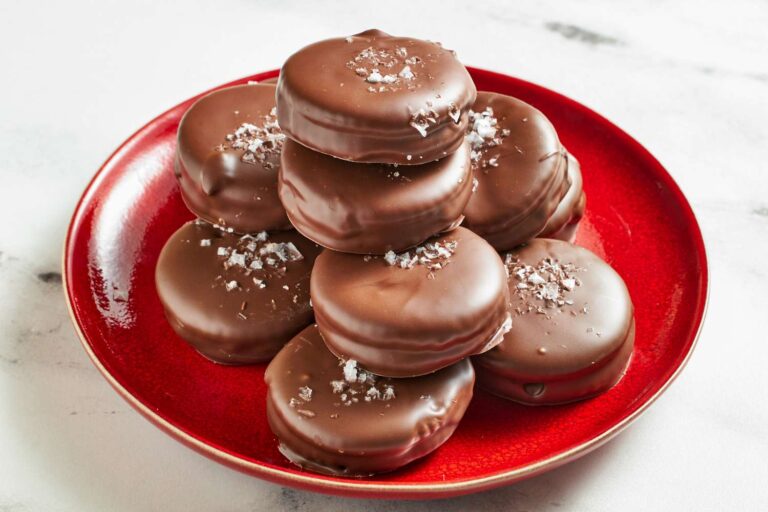 Chocolate-Dipped Peanut Butter Ritz Crackers Recipe (3 Ingredients)