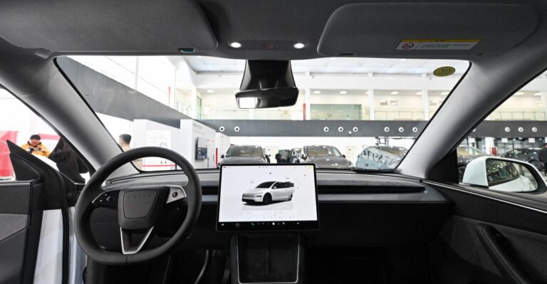 Elon Musk says Tesla drivers can text while driving, but they absolutely should not